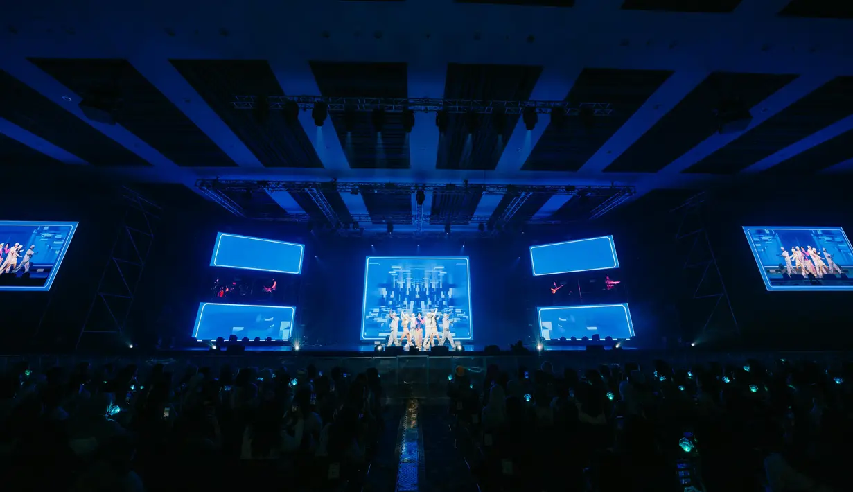 Diiringi penari latar dan live band, Key membuka penampilannya secara energik dengan membawakan 5 lagu tenpa putus seperti "Good & Great", "Saturday Night", "I Wanna Be", "Easy to Love", dan "The Duty of Love". (Foto: via CK Star Entertainment)