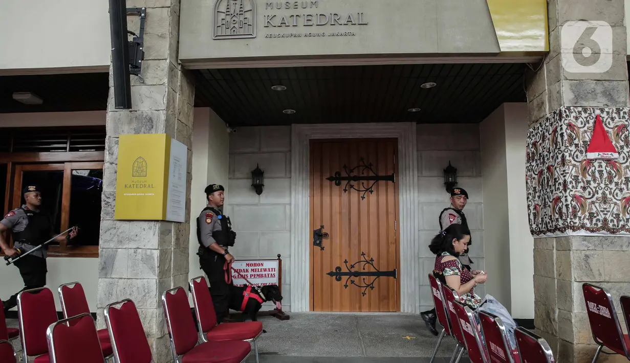Tim Gegana dan Unit K9 Polda Metro Jaya menyisir area di Gereja Katedral, Jakarta, Selasa (24/12/2019). Penyisiran dilakukan untuk memastikan keamanan serta membuat jemaat kusyuk beribadah saat misa Natal pada pukul 17.00 WIB, 20.00 WIB, dan 22.00 WIB. (Liputan6.com/Faizal Fanani)