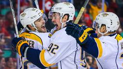 Para pemain hoki Nashville Predators merayakan kemenangan atas Calgary Flames di Scotiabank Saddledome, Amerika Serikat, Jumat (10/3/2016). (Reuters/Sergei Belski)