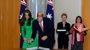 Kate Middleton dan Pangeran Wiliam menyempatkan mengisi buku tamu saat berkunjung  Parliament House Canberra, Australia( 24 April 2014) (AFP PHOTO/Saeed Khan)