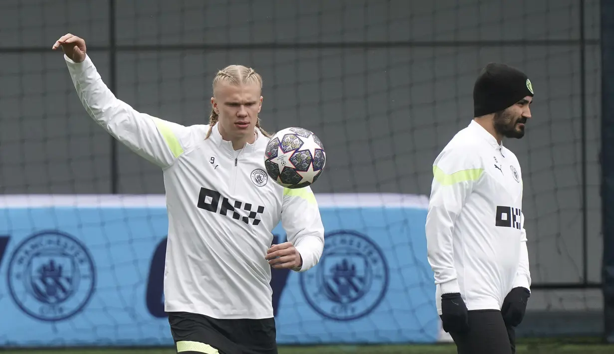Erling Haaland sedang dalam performa yang bagus bersama Manchester City. Eks pemain Borrusia Dortmund tersebut selalu bikin gol pada empat laga terakhir. Haaland mampu mencetak 11 gol hanya pada empat laga terakhir bersama City. (AP/PA/Mike Egerton)
