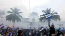 Suasana Bobotoh memenuhi halaman Gedung Sate saat merayakan pesta juara BRI Liga 1, Minggu (25/5/2025). (Bola.com/M Iqbal Ichsan)