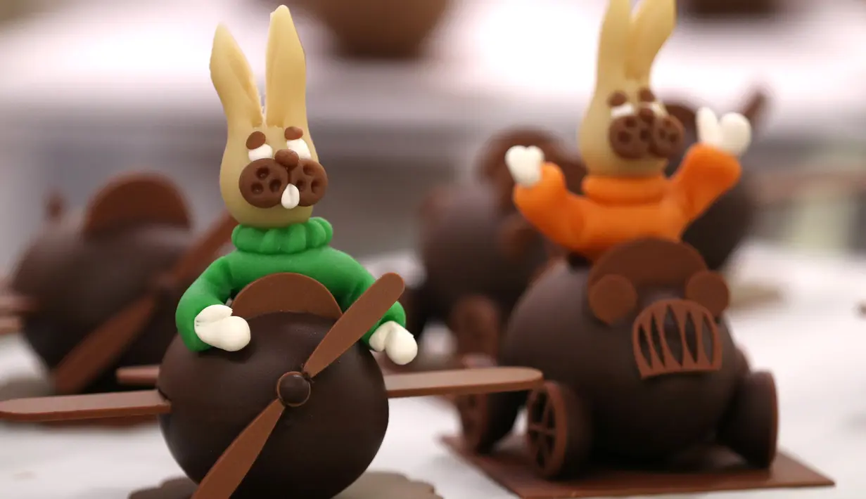Coklat telur berbentuk kelinci yang akan dijual terlihat di Wittamer chocolate workshop, Brussels, Belgia (17/4). Coklat-coklat lucu ini dibuat oleh juru masak kue Belgia, Christophe Roesem untuk persiapan Hari Raya Paskah. (Reuters/Yves Herman)