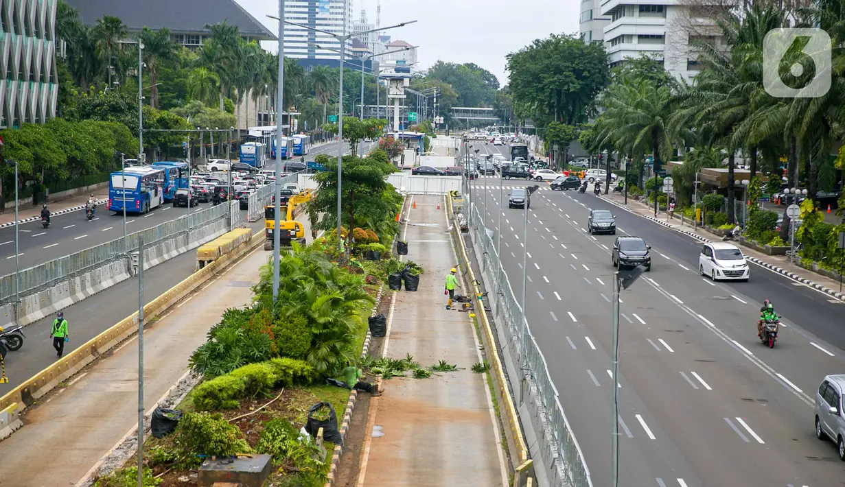 Suasana proyek pembangunan jalur MRT Jakarta fase II di kawasan Thamrin, Jakarta, Rabu (6/1/2021). Jalur MRT fase II tahap kedua (CP202) yaitu dari Harmoni-Mangga Besar juga diperkirakan akan mundur hingga Agustus 2027. (Liputan6.com/Faizal Fanani)