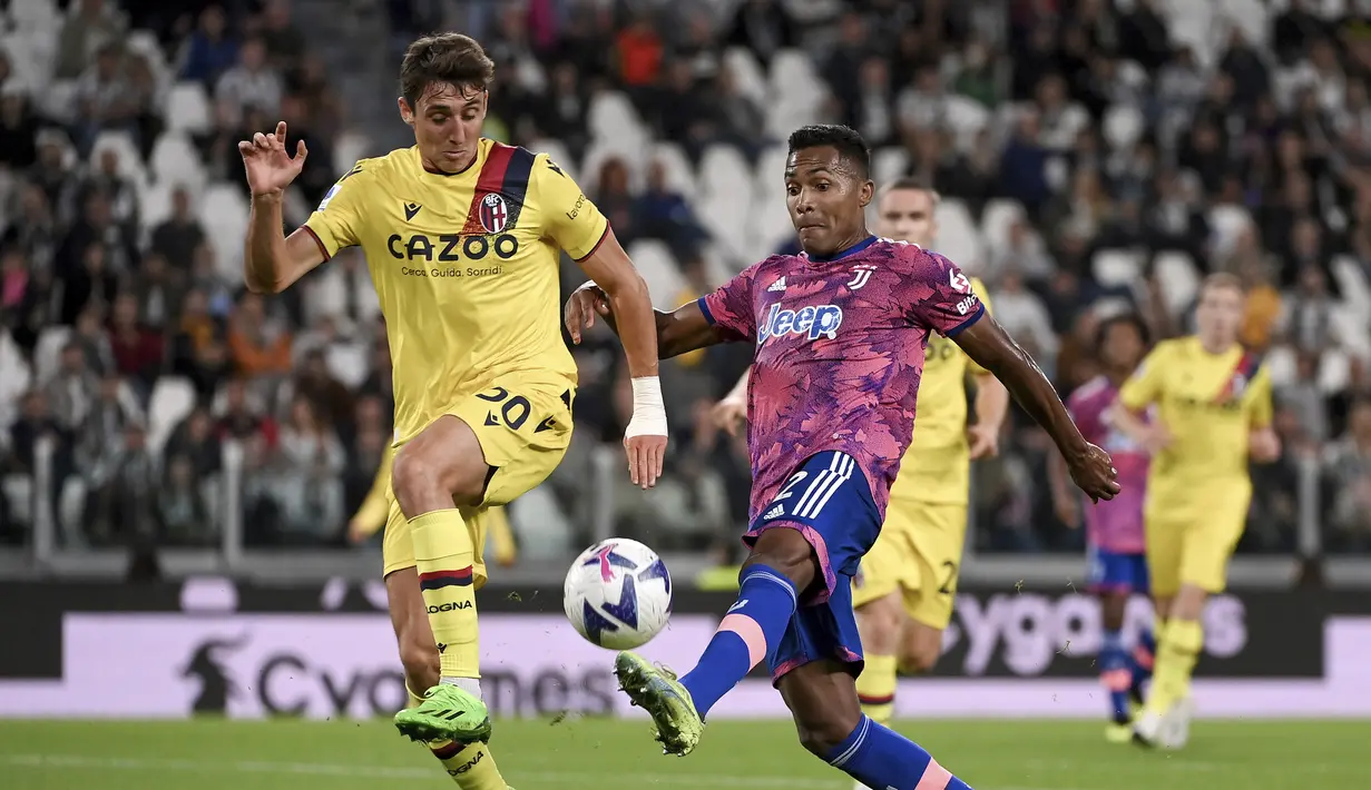 Gelandang Bologna Michel Aebischer berebut bola dengan bek Juventus Alex Sandro pada pekan kedelapan Liga Italia 2022-2023 di Allianz Stadium, Senin (3/10/2022) dini hari WIB. Juventus berhasl melibas Bologna dengan skor meyaknkan 3-0. (Marco Alpozzi/LaPresse via AP)