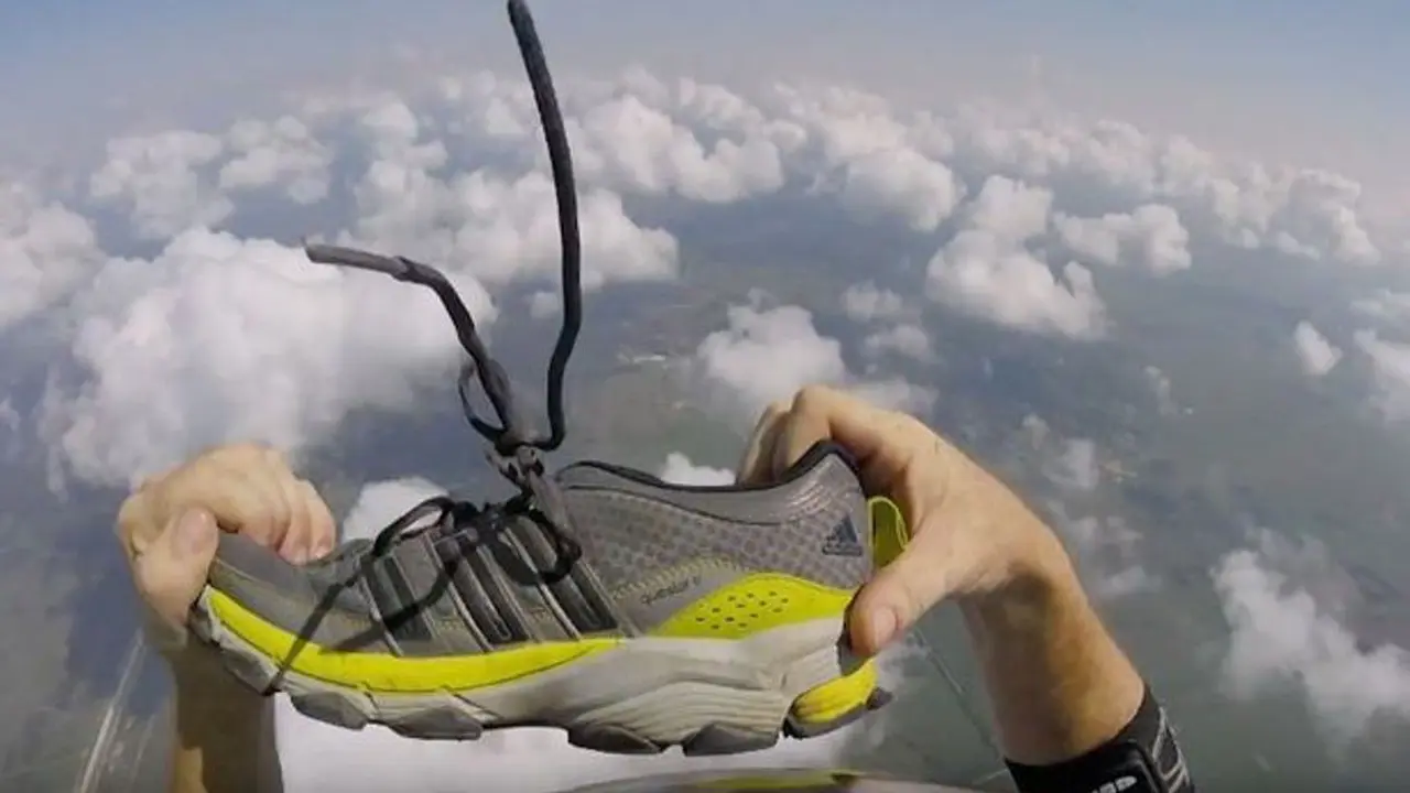 [Bintang] Kocak, Skydiver Ini Sukses Tangkap Sepatunya yang Lepas di Udara