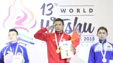 Atlet Wushu Indonesia, Yusuf Widiyanto (tengah) menerima medali emas pada Kejuaraan Dunia Wushu 2015 di Istora, Senayan, Jakarta, Selasa (17//11/2015). (Bola.com/Nicklas Hanoatubun)