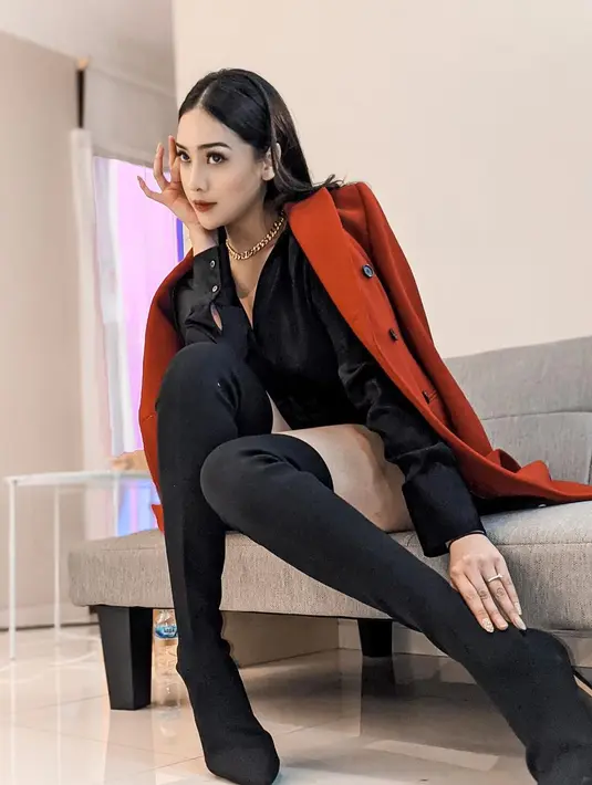 Saat menjadi bintang tamu "Love Streaming" yang disiarkan secara live di Vidio.com, Minggu (14/2/2021), Anya mengungkapkan soal cinta pertamanya. Bukan teman sekolah atau teman setongkrongan, namun ternyata sepupunya sendiri. (Instagram/anyageraldine)