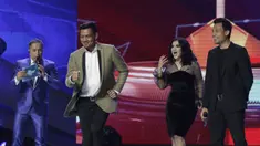 Kiper Bali United, Wawan Hendrawan, berjoget pada Indonesian Soccer Awards 2019 di Studio Indosiar, Jakarta, Jumat (10/12). Acara ini diadakan oleh Indosiar bersama APPI. (Bola.com/M Iqbal Ichsan)