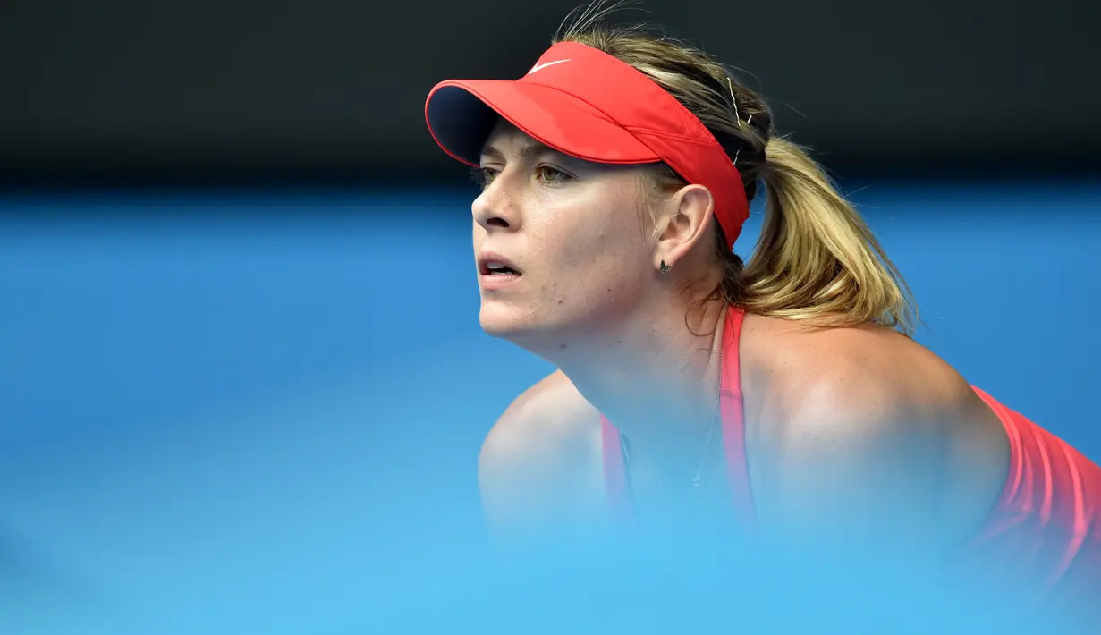 Petenis Rusia Maria Sharapova saat bertanding melawn Eugenie Bouchard dari Kanada pada tenis Australia Terbuka 2015 di Melbourne 27 Januari 2015. Maria Sharapova menyatakan pensiun pada Rabu 26 Februari 2020. (AFP/Paul Crock)