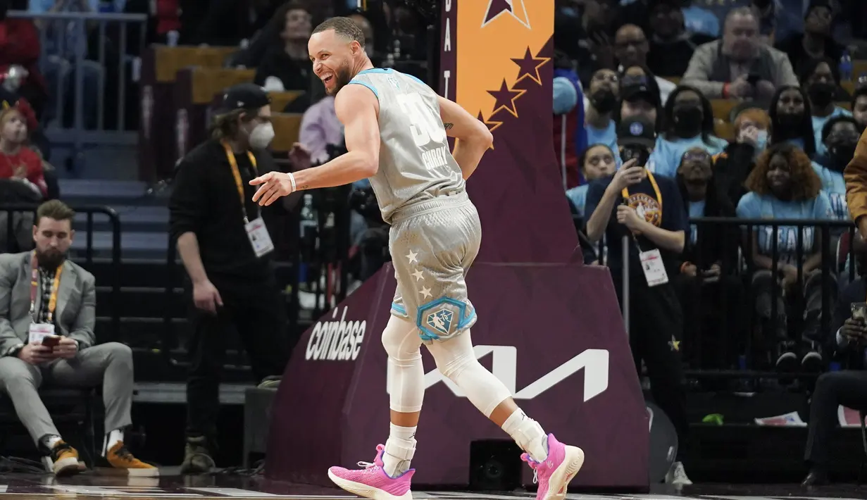 Situasi menjadi berbalik di kuarter keempat atau penentuan. Tim Lebron sempat berbalik unggul 141-139 melalui aksi tembakan 3 angka Stephen Curry. (AP/Charles Krupa)