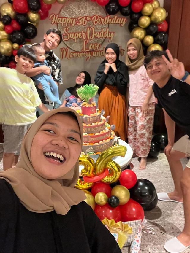 Dapat Kado Mewah, Ini 7 Momen Ulang Tahun Sonny Septian yang Ke-36