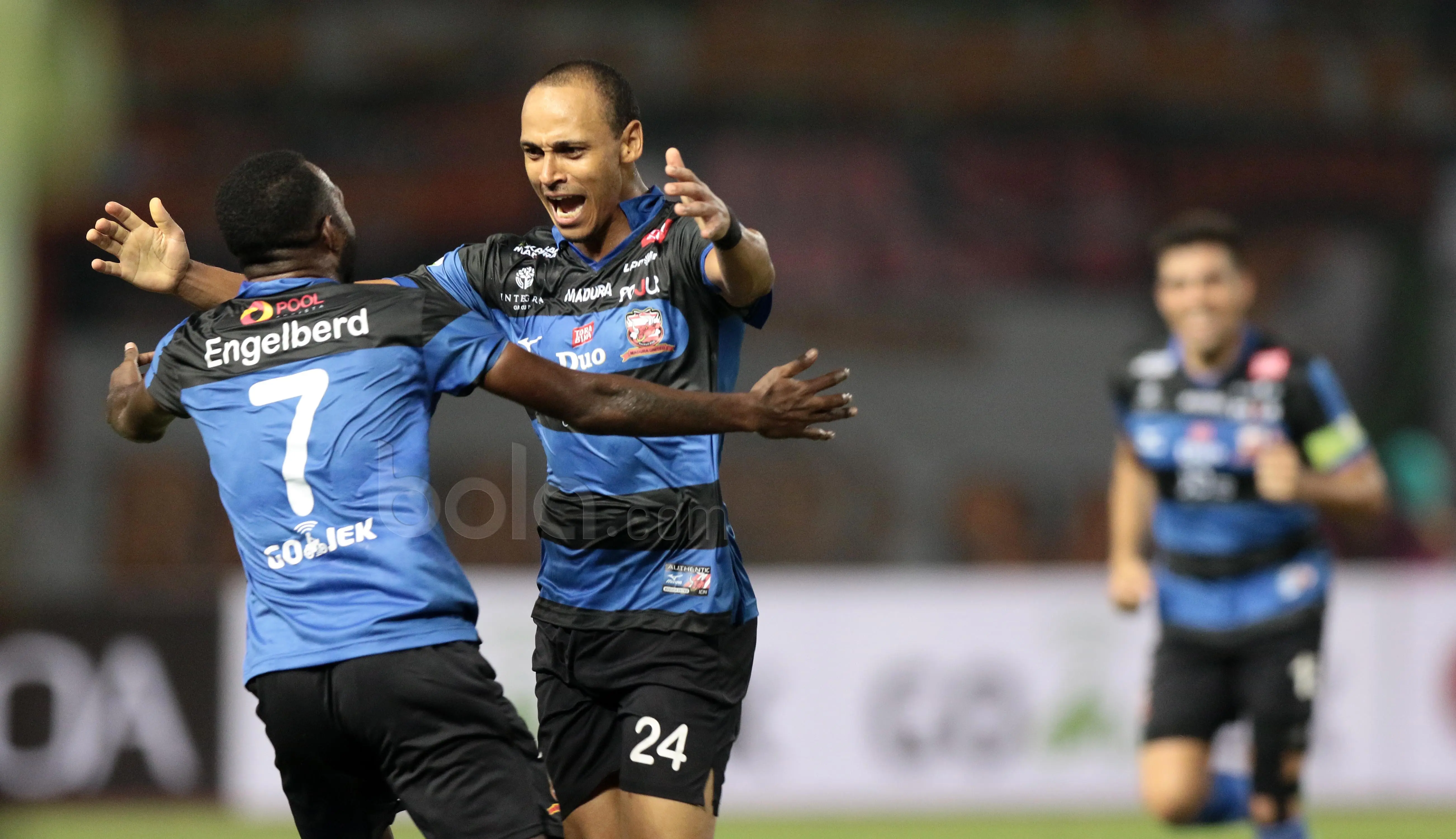 Pemain Madura United, Peter Ozase Odemwingie (kanan) saat merayakan gol ke gawang Persija Jakarta pada lanjutan Liga 1 2017 di Stadion Patriot, Bekasi, Kamis (4/5/2017). Persija kalah 0-1. (Bola.com/Nicklas Hanoatubun)