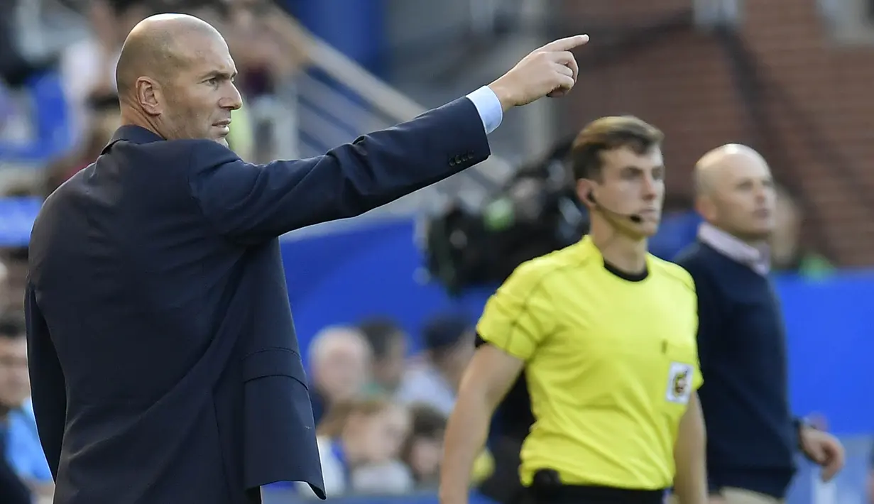 Pelatih Real Madrid, Zinedine Zidane, memberikan arahan kepada anak asuhnya saat pertandingan melawan Deportivo Alaves pada laga La Liga di Stadion Mendizorroza, Sabtu (23/9/2017). Real Madrid menang 2-1 atas  Deportivo Alaves. (AP/Alvaro Barrientos)