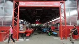 Pedagang melintas di lokasi binaan (Lokbin) Blok C Pasar Minggu, Jakarta, Minggu (30/4). Sejumlah pedagang di Lokbin Blok C Pasar Minggu mengeluhkan tempat pembuangan sampah TPS yang berdekatan dengan tempat usaha mereka. (Liputan6.com/Yoppy Renato)