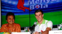 Bersama Menpora, Roy Suryo, Gareth Bale (kanan) memberikan sejumlah keterangan kepada awak media seputar kegiatannya selama berada di Indonesia, (31/5/2014). (Liputan6.com/Miftahul Hayat)