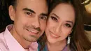 Penyanyi Bunga Citra Lestari bersama suaminya Ashraf Sinclair saat merayakan hari pernikahnnya. Ashraf Sinclair meninggal pukul 4.51 WIB di RS MMC Kuningan. (Instagram/@bclsinclair)
