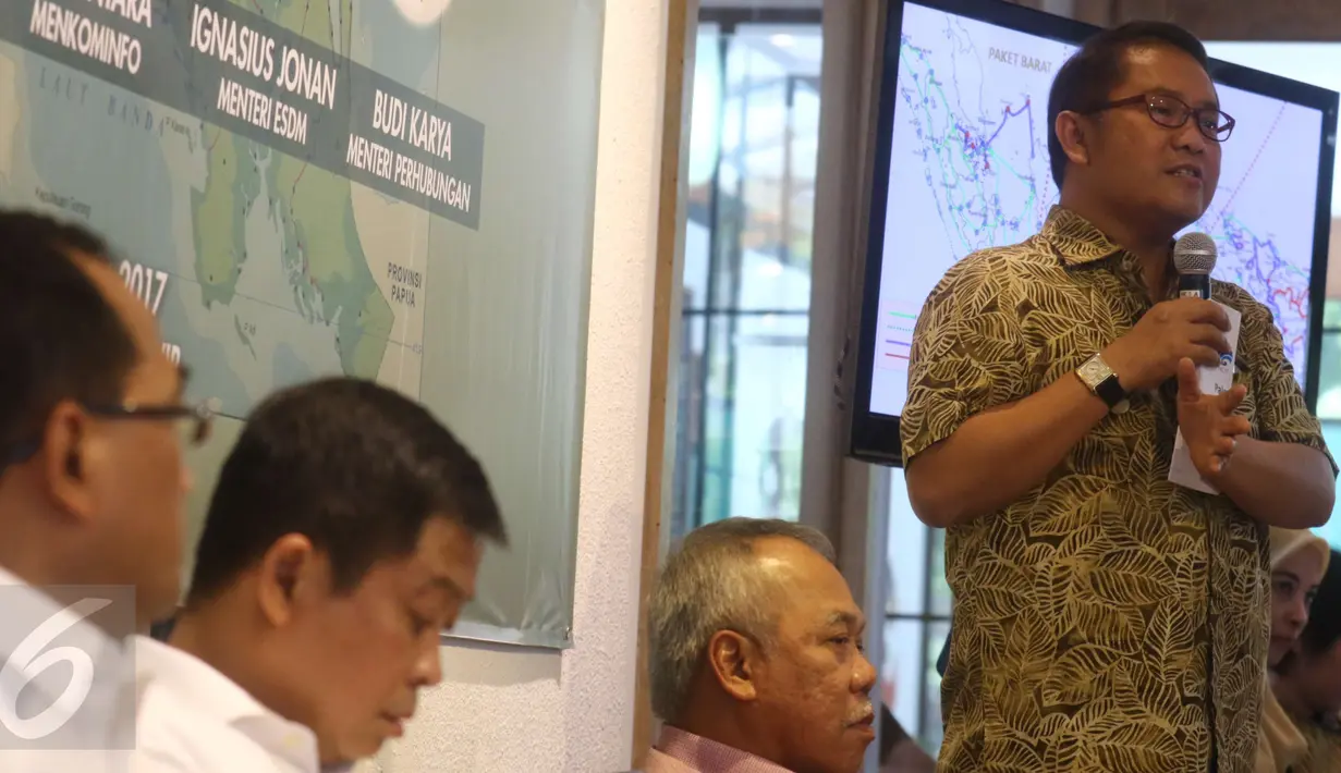 Menteri Komunikasi dan Informatika Rudiantara menyampaikan pendapatnya dalam diskusi media di Jakarta, Minggu (5/3). Diskusi tersebut bertema Visi Indonesia Sentris, Pemerataan di Papua. (Liputan6.com/Helmi Afandi)