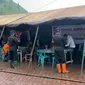 Polda Sumut mendirikan tenda serba guna untuk anak-anak korban longsor di Humbahas menjalani ujian semester