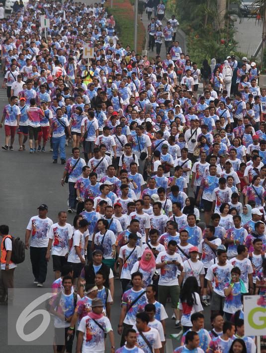 Peserta saat mengikuti lomba lari bertema Run & Walk in Harmony di kawasan Senayan City, Jakarta, Minggu (27/09/2015). Sebanyak 3500 peserta mengikuti dan berpartipasi dalam Run & Walk in Harmony sejauh 5 km. (Liputan6.com/Herman Zakharia)