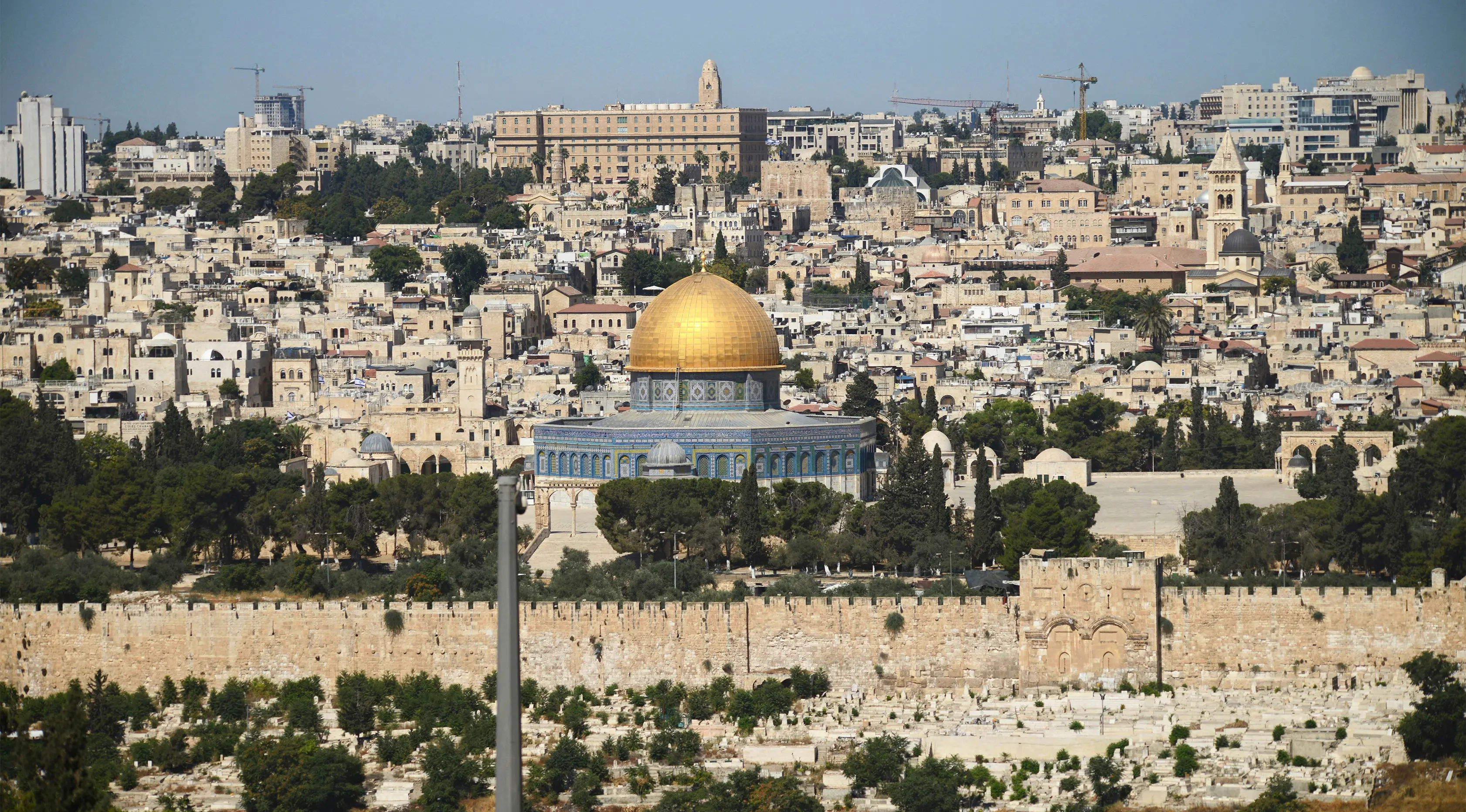 Penampakan Masjid Dome of The Rock yang berada di komplek Masjid Al-Aqsa, Yerusalem, Sabtu, (15/7). Pada Jumat (14/7) terjadi penembakan terhadap dua petugas polisi Israel oleh tiga pria bersenjata, sebelum ketiganya ditembak mati. (AP/Mahmoud Illean)