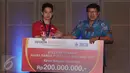 Pebulutangkis Kevin Sanjaya Sukamuljo (kiri) saat menerima bonus juara All England 2017 dari PB Djarum, Jakarta, Rabu (22/3). Pebulutangkis Ganda, Kevin Sanjaya/Marcus F Gideon meraih juara All England 2017. (Liputan6.com/Helmi Fithriansyah) 