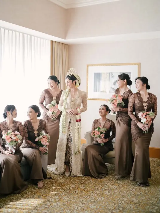 Bukan kain batik, Febby Rastanty kenakan rok panjang model mermaid cokelat polos sebagai bawahan [@lovemedecor.ind]