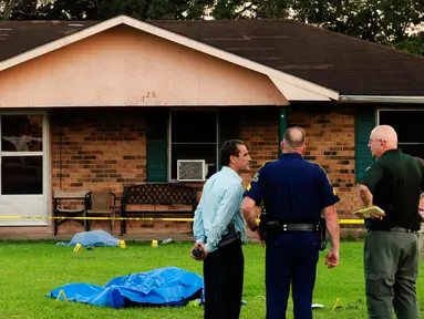 Petugas keamanan saat menyelidiki tempat terjadinya penusukan yang terjadi di Louisiana, AS, Rabu (26/8/2015). Dua orang ditikam dan satu orang petugas kepolisian ditembak dalam peristiwa tersebut. (REUTERS/Leslie Westbrook) 