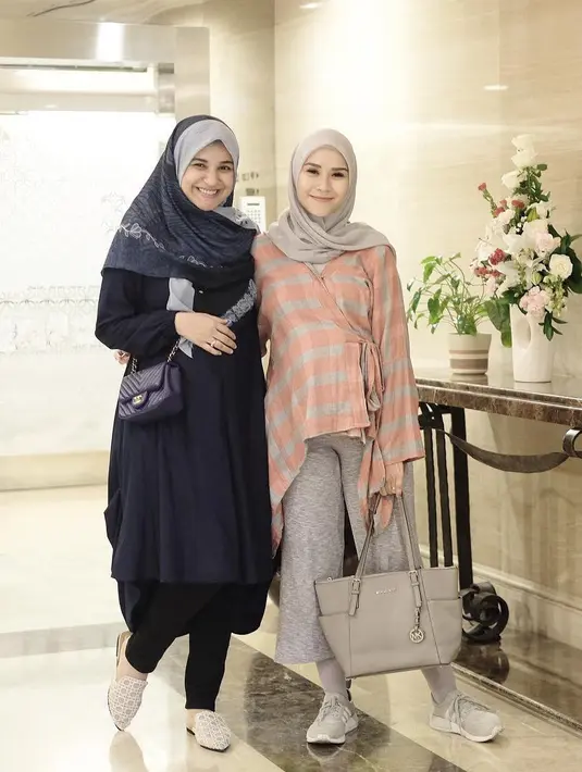 Kalau yang satu ini, Shireen sedang berfoto dengan Zaskia Adyamecca yang juga sedang mengandung. Lagi-lagi Shireen memilih warna gelap untuk busana dan hijabnya. (Instagram/shireensungkar)