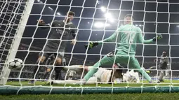 Pemain AC Milan, Tammy Abraham (kanan) mencetak gol ke gawang Red Star Belgrade pada laga Liga Champions 2024/2025 di San Siro, Milan, Italia, Kamis (12/12/2024) WIB. (AP Photo/Antonio Calanni)