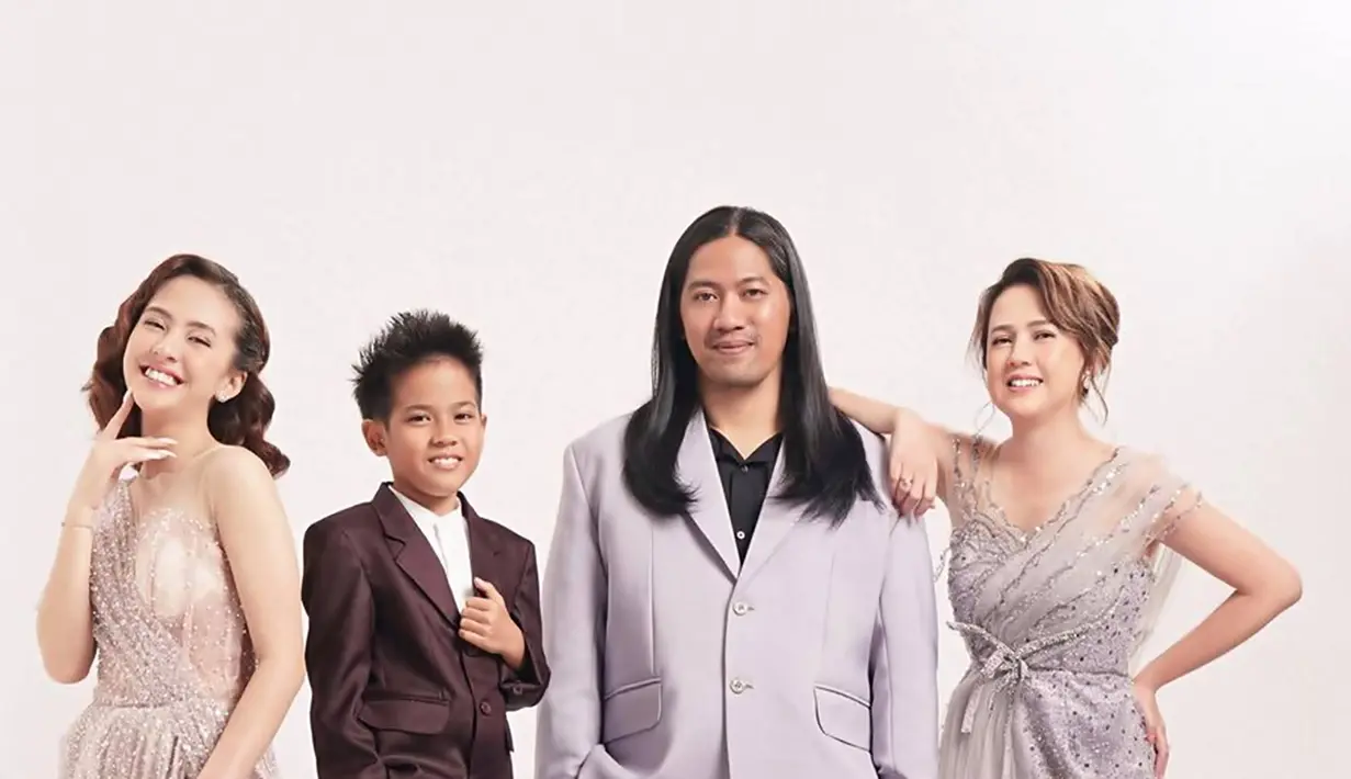 Bersama dengan fotografer kondang Winston Gomez, Adhisty Zara dan Hasyakyla melakukan pemotretan bersama kedua orang tua dan saudara kandungnya. Dalam pemotretannya ini keluarganya pun bajir pujian dari para netizen.
 (Liputan6.com/IG/@zaraadhsty)