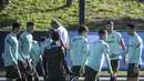 Para pemain Portugal mengikuti sesi latihan di tempat latihan Cidade do Futebol di Oeiras (10/11/2021). Portugal akan bertanding melawan Irlandia pada Grup A kualifikasi Piala Dunia 2022  di Aviva Stadium. (AFP/Patricia De Melo Moreira)