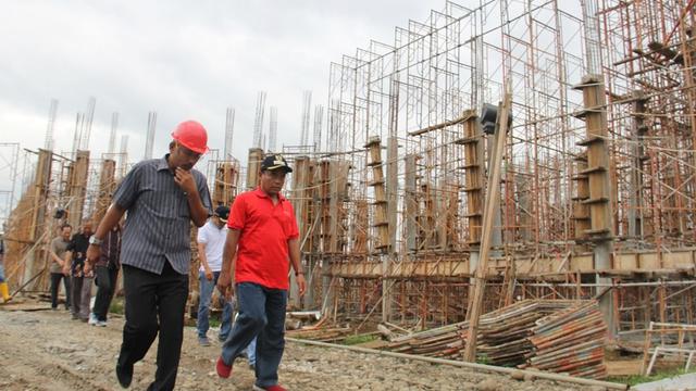Bupati Purbalingga Tasdi, saat meninjau proyek di akhir tahun 2017, termasuk pembangunan Purbalingga Islamic Center (PIC) yang kini diduga menjeratnya dalam sangkaan korupsi. (Foto: Liputan6.com/Dinkominfo PBG/Muhamad Ridlo)