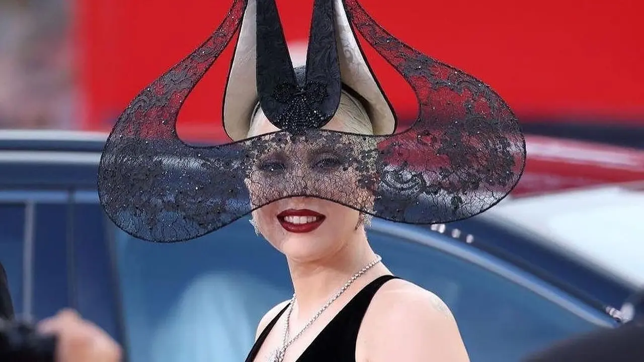 Lady Gaga Tampil Nyentrik Hadiri Venice Film Festival 2024, Pakai Headpiece Tanduk Dramatis yang Curi Perhatian