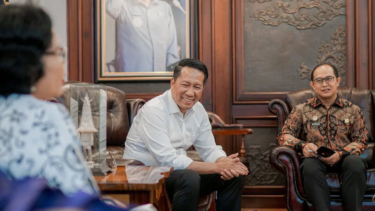 Direktur Jenderal Administrasi Hukum Umum (Dirjen AHU), Widodo saat mendampingi Menteri Hukum Supratman Andi Agtas menerima perwakilan PGRI. (Istimewa)