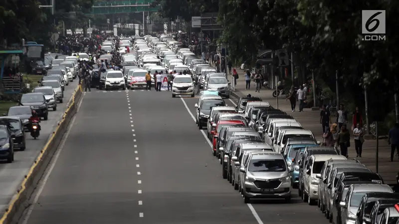 Ratusan Mobil Taksi Online Tutup Jalan Medan Merdeka Barat