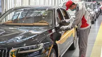 Pekerja memeriksa mobil di pabrik milik First Automotive Works (FAW) Group Co., Ltd. di Changchun, ibu kota Provinsi Jilin pada 23 September 2020. FAW, produsen otomotif terkemuka di China, menjual 2.656.744 unit kendaraan pada tiga kuartal pertama tahun ini, naik 8 persen secara tahunan (year on ye