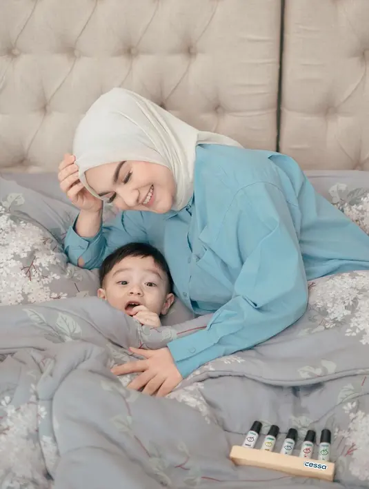 Irish Bella berpose bersama anak sulungnya. Mengenakan kemeja berwarna biru muda dengan hijab berwarna putih gading yang simpel memancarkan kecantikan seorang ibu yang sangat menyayangi sang anak. Foto: Instagram.