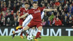 James Milner saat melakukan tendangan penalti namun gagal berbuah gol pada laga Liga Champions grup E di Stadion Anfield, Liverpool, (1/11/2017). Liverpool menang 3-0. (AP/Rui Vieira)