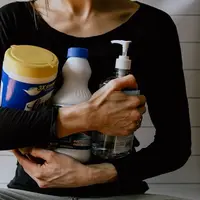 Adik Najwa Shihab, bagikan resep untuk membuat disinfektan di rumah.