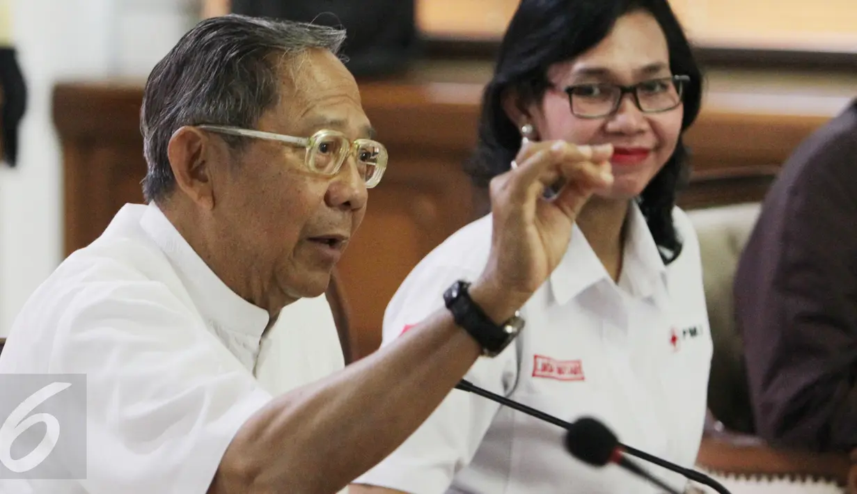 Ginandjar Kartasasmita memberi keterangan saat jumpa pers di Jakarta, Jumat (17/2). PMI akan memberikan penghargaan Satyalancana Kebaktian Sosial Donor Darah 100 kali kepada 846 pendonor darah dari 15 provinsi di Indonesia. (Liputan6.com/Angga Yuniar)
