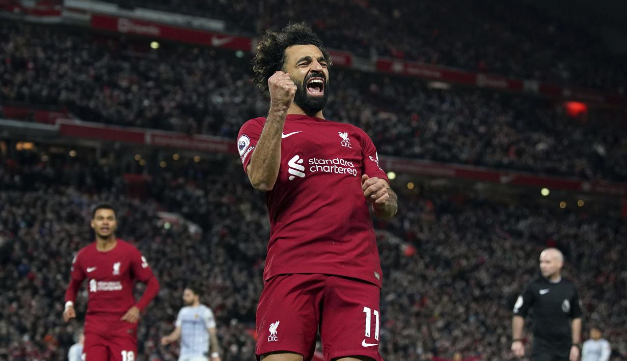Pemain Liverpool, Mohamed Salah melakukan selebrasi setelah mencetak gol keempat timnya ke gawang Manchester United pada laga pekan ke-26 Liga Inggris 2022/2023 yang berlangsung di Anfield, Liverpool, Senin (06/03/2023) WIB. (AP Photo/PA/Peter Byrne)