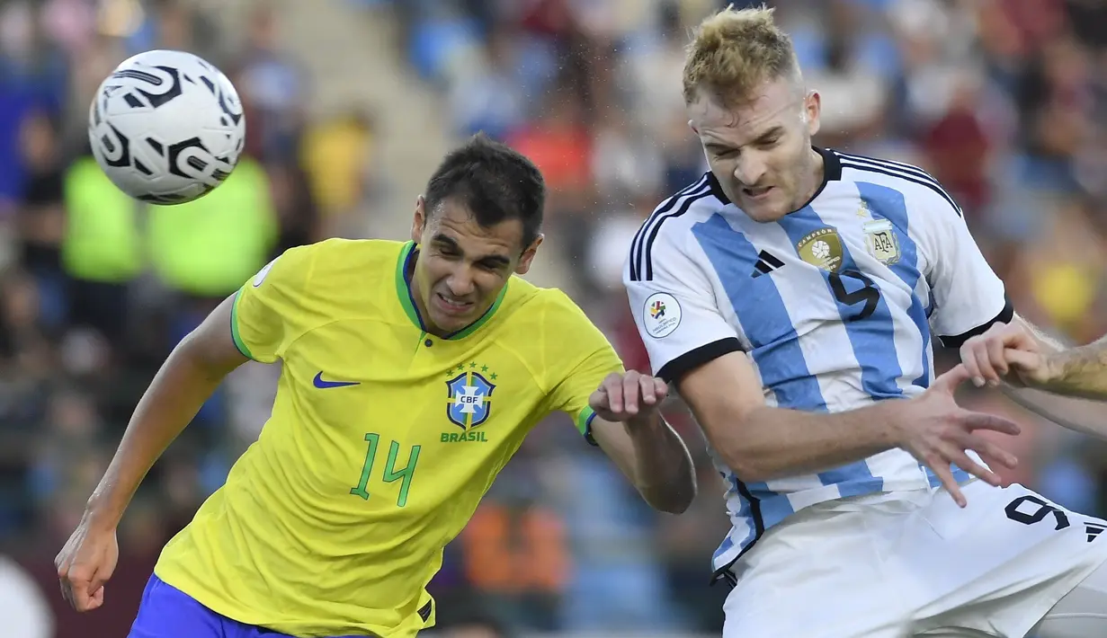 Pemain Timnas Argentina U-23, Luciano Gondou (kanan) mencetak gol ke gawang Brasil U-23 lewat sundulan kepala pada laga Kualifikasi Olimpiade Paris 2024 Zona Conmebol di Brigido Iriarte Stadium, Caracas, Venezuela, Minggu (11/2/2024). (AP Photo/Matias Delacroix)