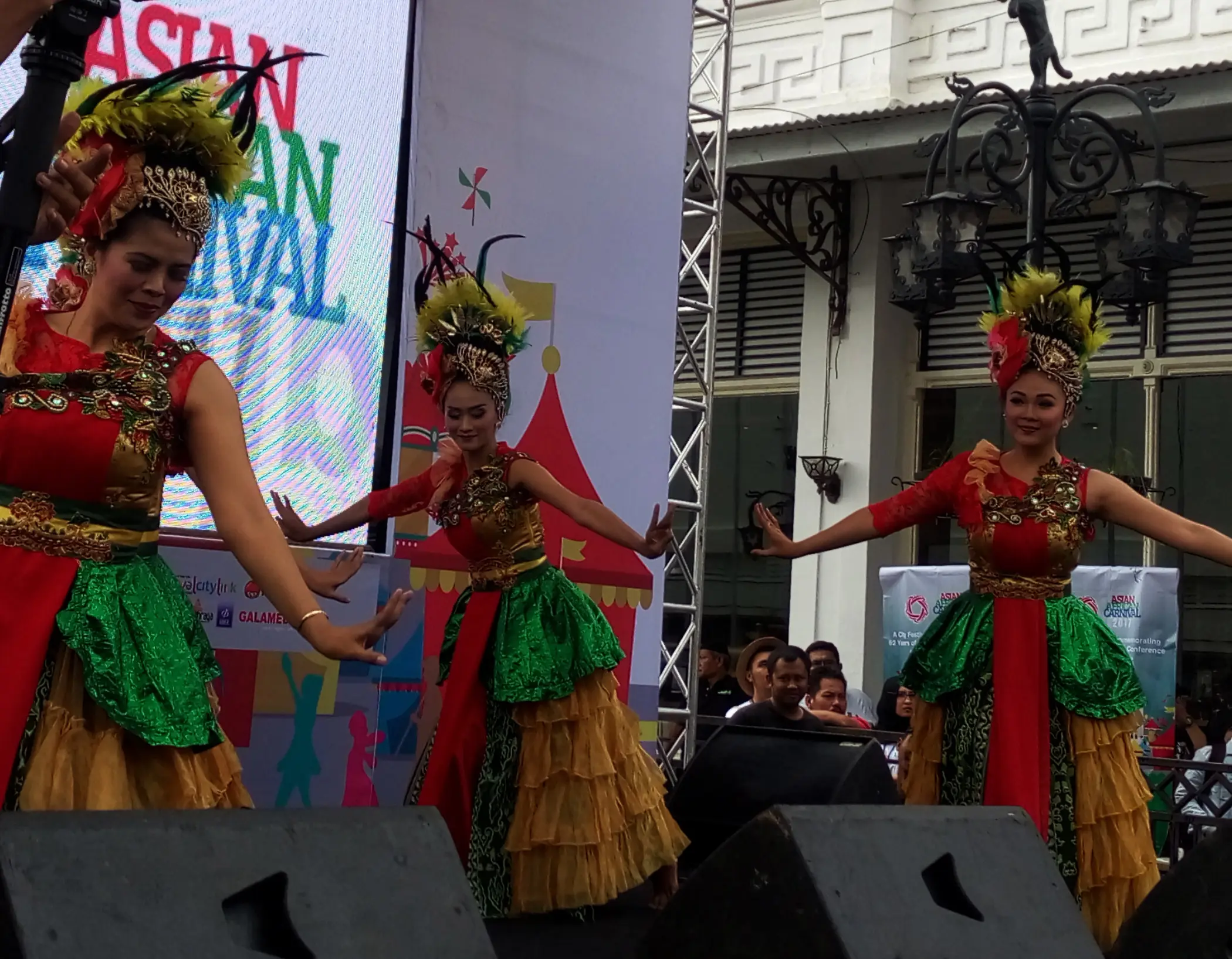 Karnaval Asia Afrika di kawasan Jalan Asia Afrika, Kota Bandung, Jawa Barat, berlangsung meriah dengan digelarnya parade budaya. (Liputan6.com/Huyogo Simbolon)
