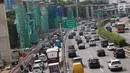 Sejumlah kendaraan melintas di ruas tol Jalan Gatot Soebroto, Jakarta, Rabu (30/1). Ketua DPR RI Bambang Soesatyo mengusulkan pemerintah supaya sepeda motor diberikan jalur khusus di jalan tol. (Liputan6.com/Immanuel Antonius)