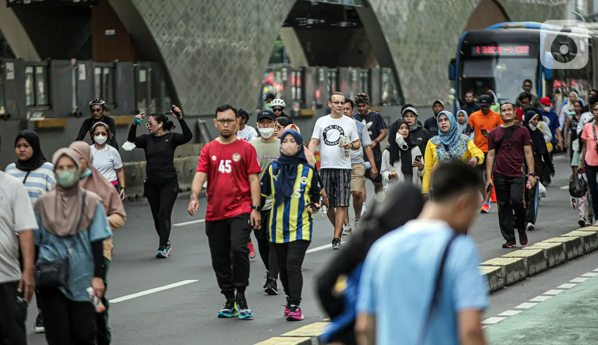 Warga berolahraga saat car free day di kawasan Bundaran HI, Jakarta, Minggu (4/12/2022). Kementerian Kesehatan mengungkapkan bahwa kasus COVID-19 di Indonesia mengalami penurunan sebanyak 632 kasus. (Liputan6.com/Faizal Fanani)