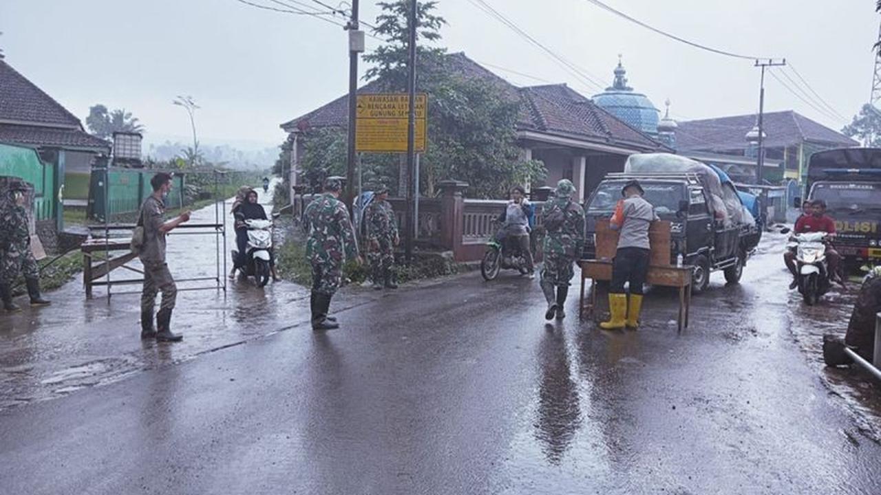 Warga Lumajang Panik Akibat Letusan Sekunder Semeru, Jalur Piket Nol Sempat Ditutup