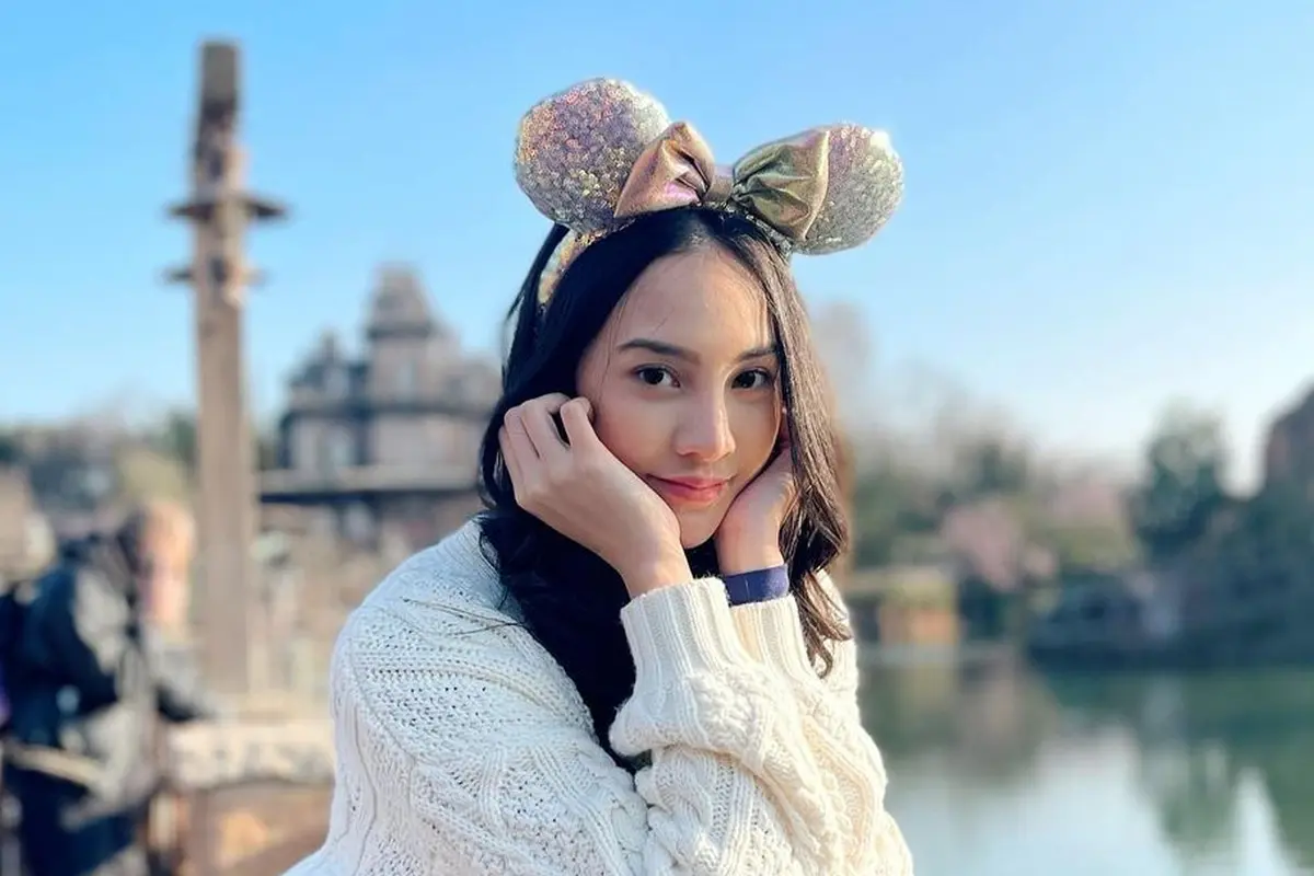 [Fimela] Pakai Bando Minnie Mouse, Anya Geraldine Bikin Salah Fokus