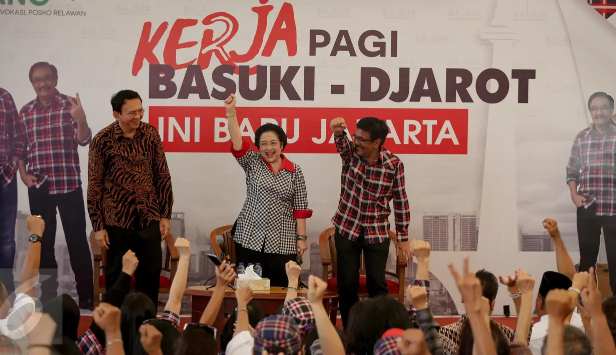 Ketua Umum PDI Perjuangan Megawati Soekarnoputri (tengah) bersama Cagub-Cawagub DKI Jakarta, Ahok-Djarot menyapa para relawan di Rumah Lembang, Jakarta, Rabu (15/3). (Liputan6.com/Faizal Fanani)