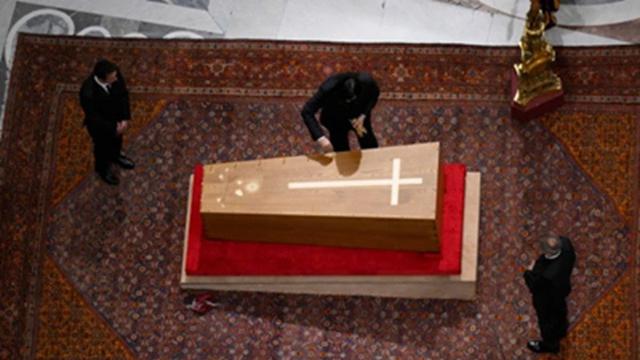 Penampakan peti mati sederhana berisi jenazah Paus Fransiskus, yang meninggal pada 21 April 2025, setelah selesai disegel.